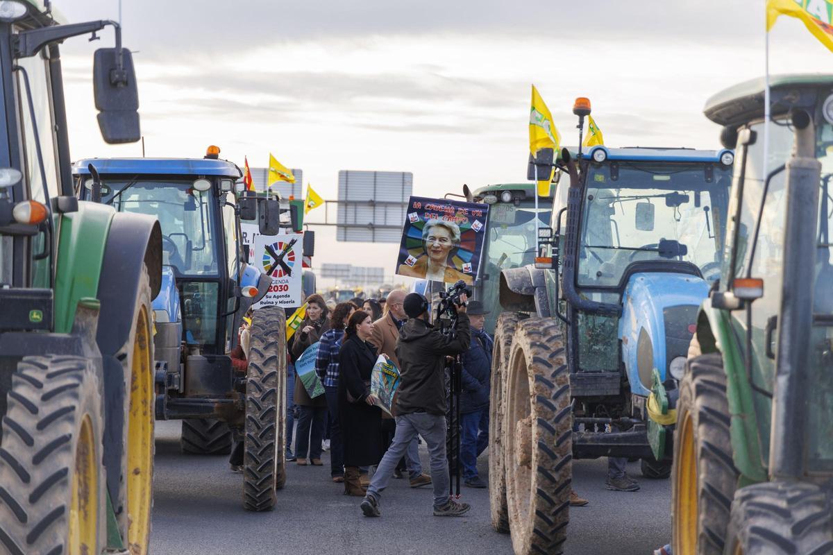 La tractorada interrumpió ayer la circulación en la A-30 durante toda la mañana.