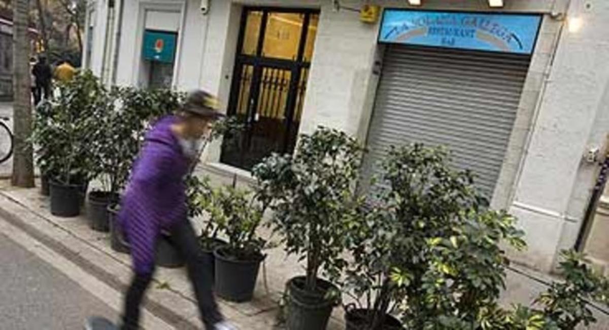 Entrada del restaurant, a la confluència dels carrers de Provença amb Sicília, a Barcelona.