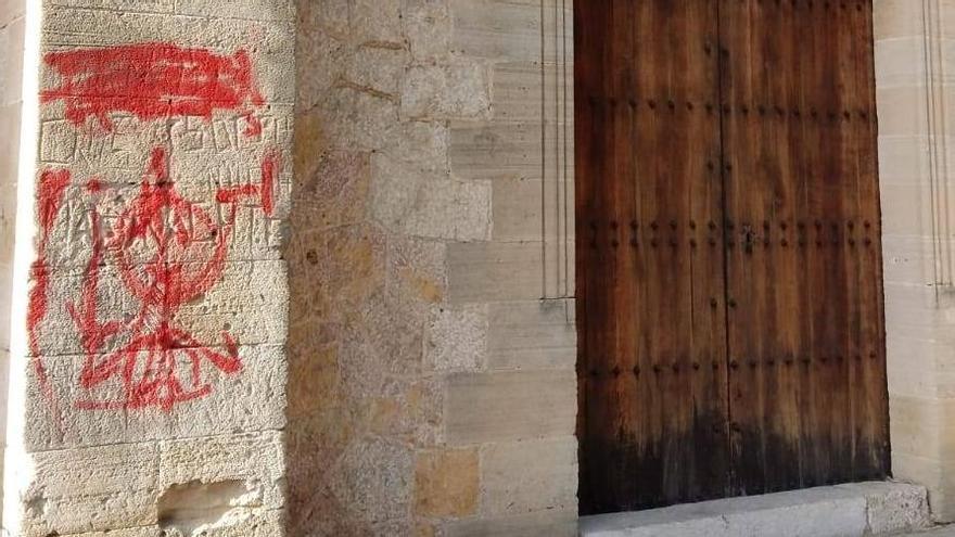 Imagen de la pintada que hoy ha sido eliminada en la fachada de la iglesia del Roser Vell de Pollença.