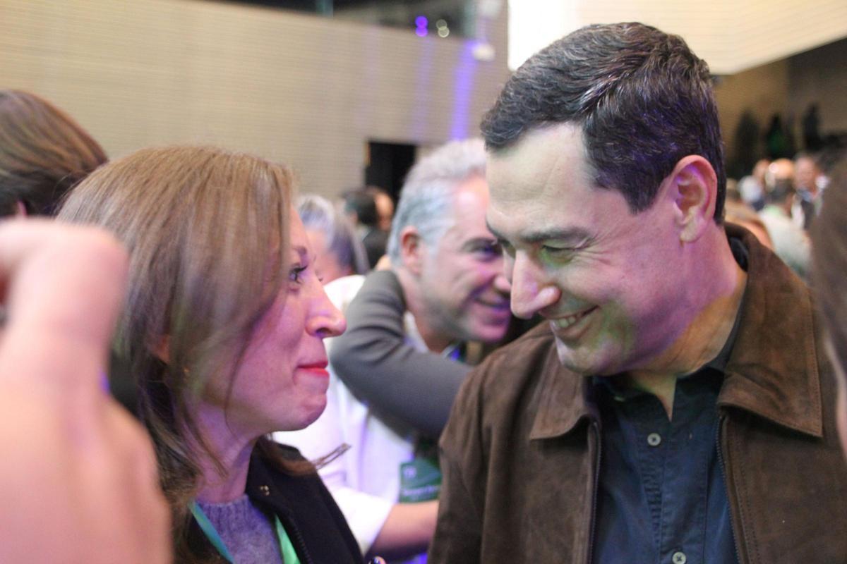 Juanma Moreno dialoga con la presidenta del PP de Málaga, Patricia Navarro.