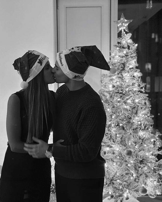 Julián Álvarez y Emilia Ferrero celebran la Navidad en blanco y negro