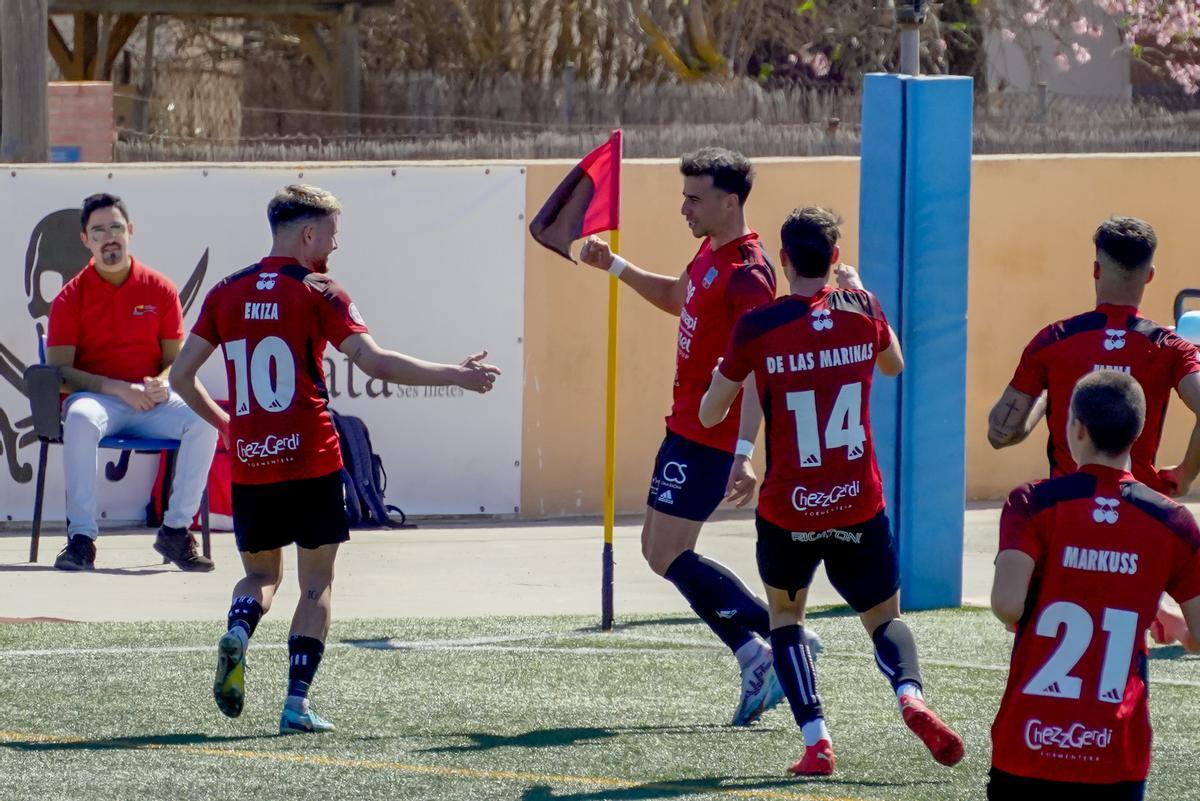 Salinas celebra el 4-0 para los formenterenses contra el UD Alzira