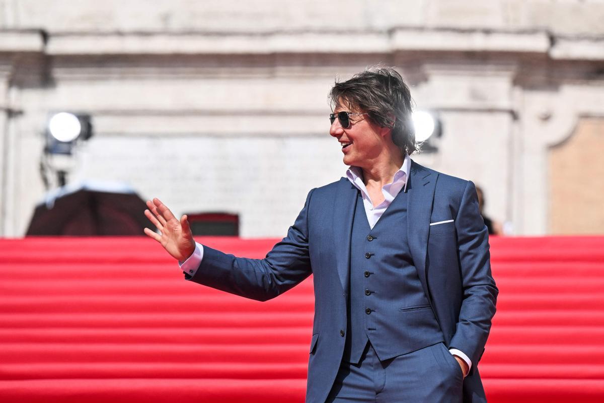 Tom Cruise posa en la Plaza de España,  en Roma, antes del estreno de la película Mission: Impossible - Dead Reckoning Part One