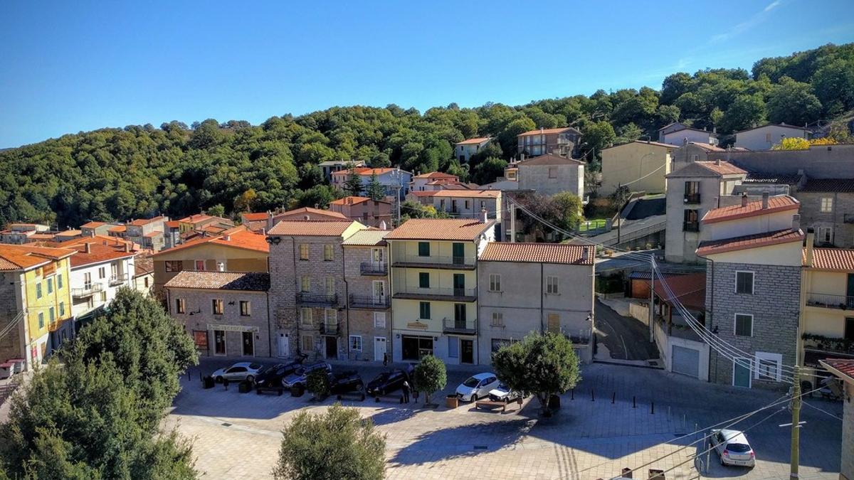 Plaza del pueblo de Ollolai, en la provincia de Nuoro, en el interior de Cerdeña.