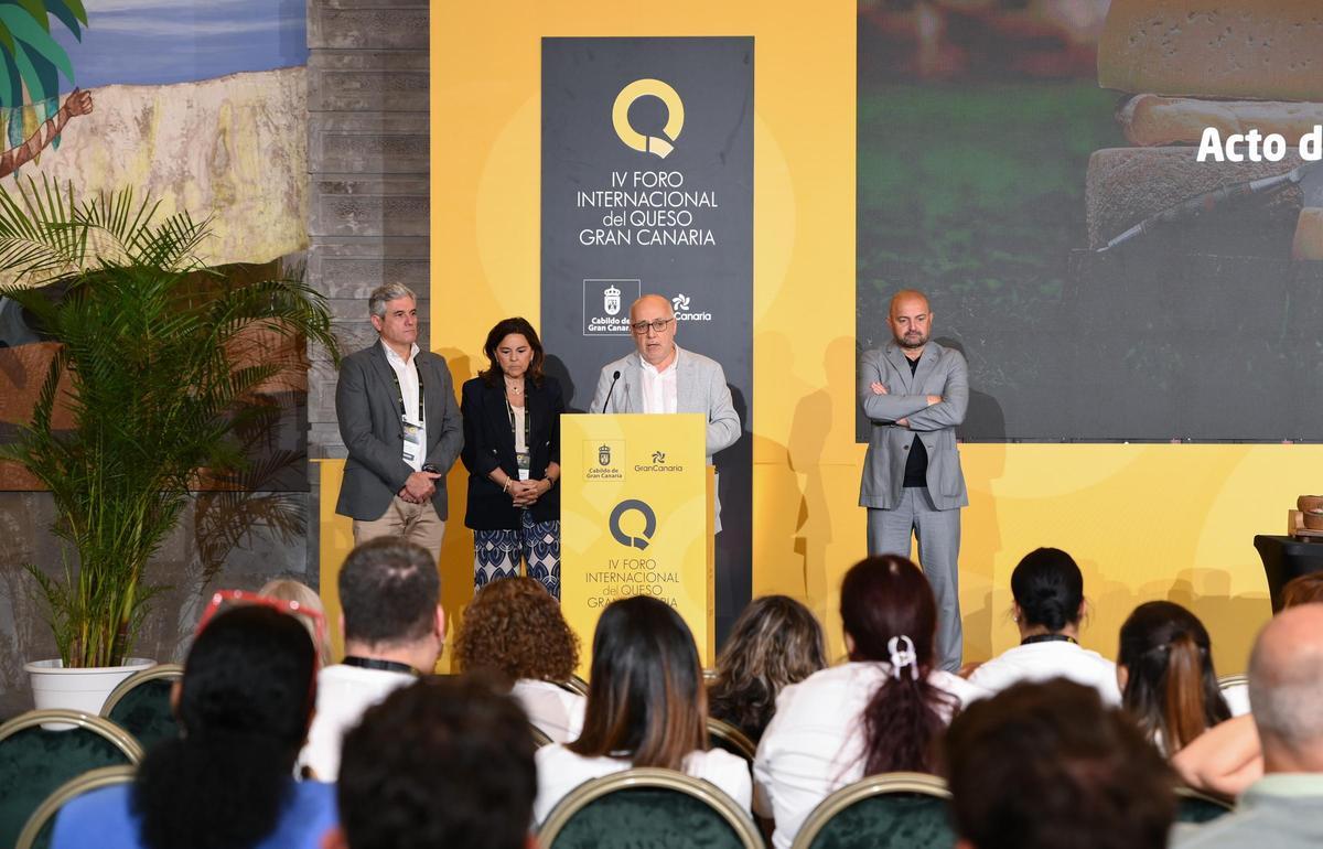El director insular Alejandro Báez, la directora del Foro, Julia Pérez, Antonio Morales y Carlos Álamo.