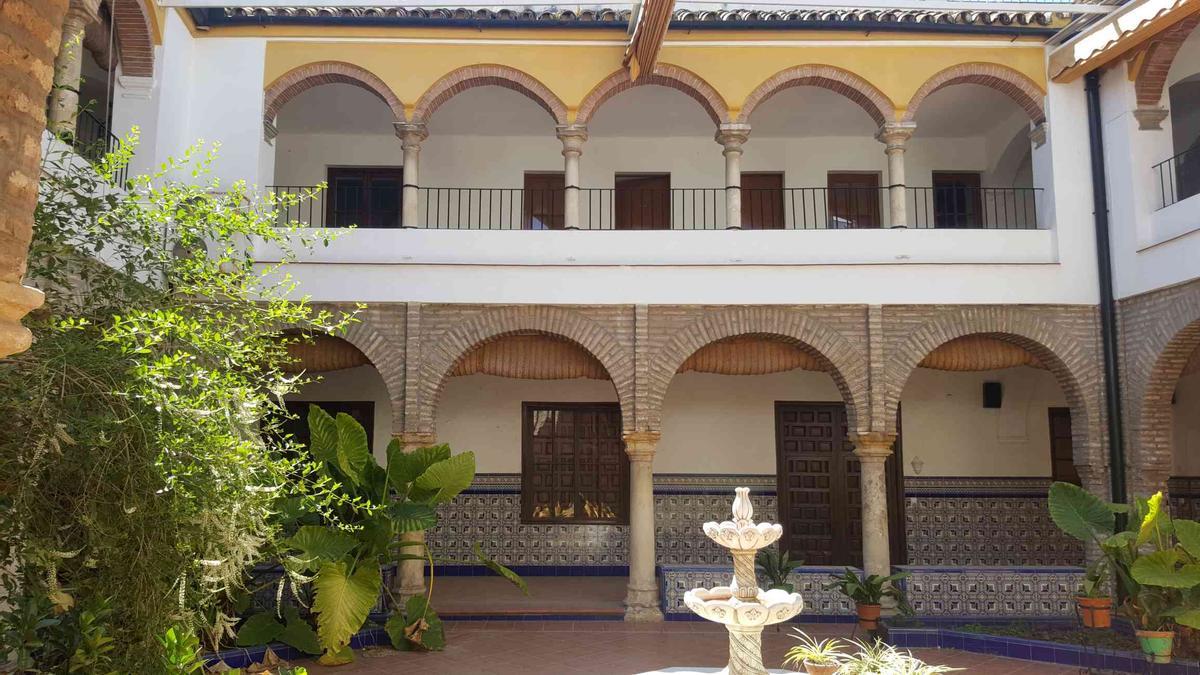 Una dde los patios del convento de Santa Isabel.