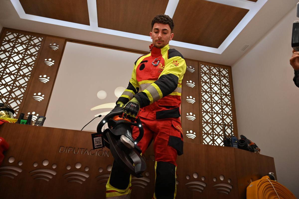 Un bombero muestra el funcionamiento de la gran cizaya eléctrica que ha adquirido el CPEI de Badajoz.