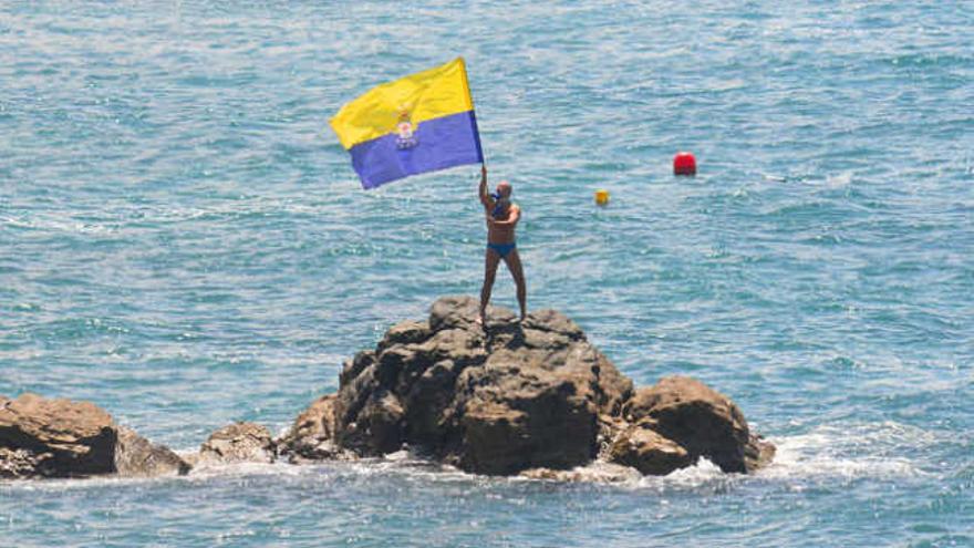 Sergio Maccanti, con su bandera de la UD, en la Barra de Las Canteras. | lp / dlp