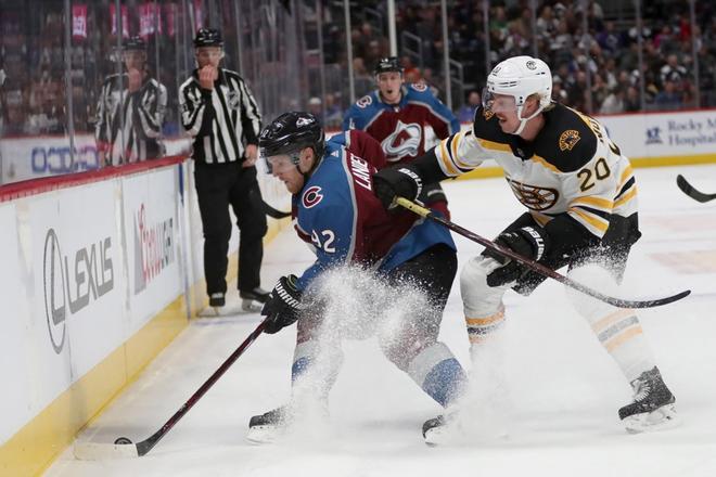 Gabriel Landeskog # 92 de la Colorado Avalanche lucha por el disco con Joakim Nordstrom # 20 de los Boston Bruins en el Pepsi Center.