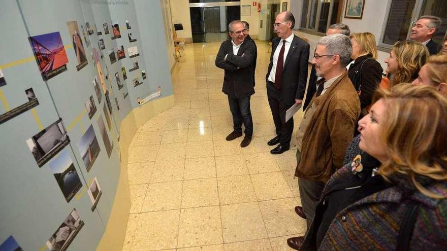 El conselleiro de Sanidade recorre la exposición de fotografías instalada en el Provincial. // G. Santos