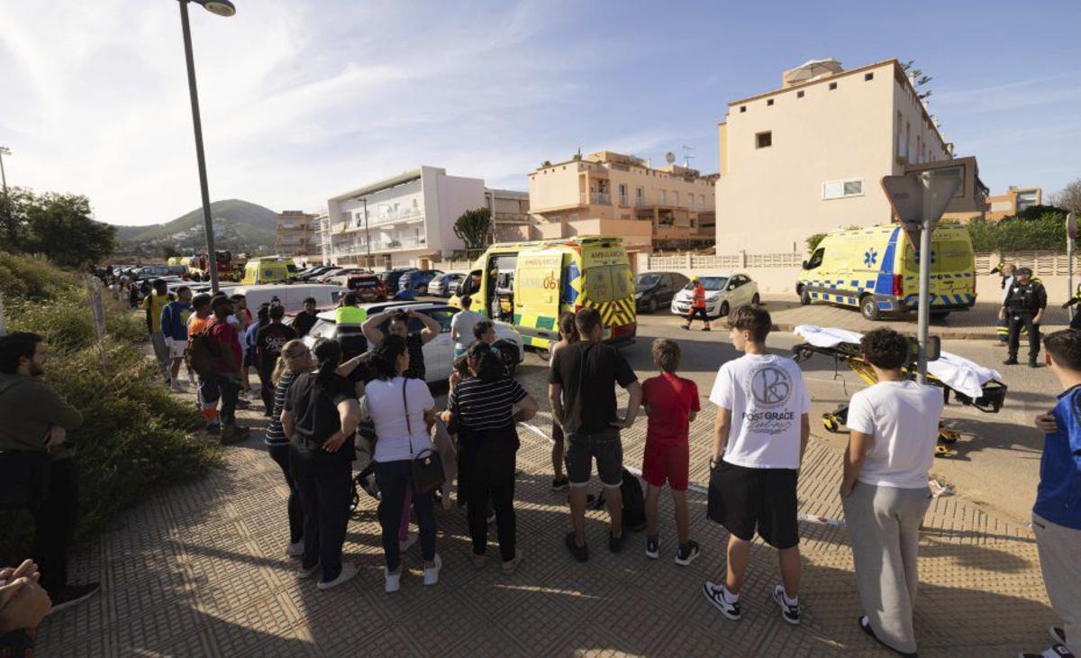 Vecinos del edificio y curiosos se acumularon en la zona. |