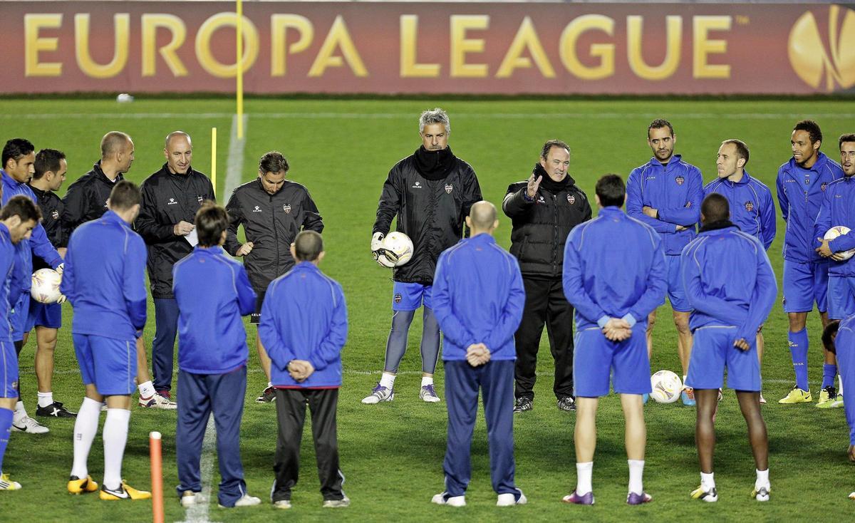 Juan Ignacio Martínez, técnico del Levante, y sus jugadores antes de los octavos de Europa League ante el Rubin Kazan