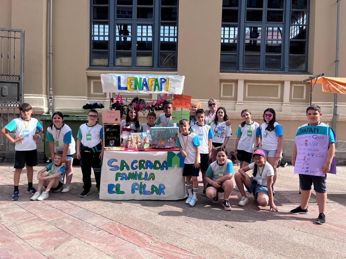 Participantes en el mercado de cooperativas escolares de Mieres
