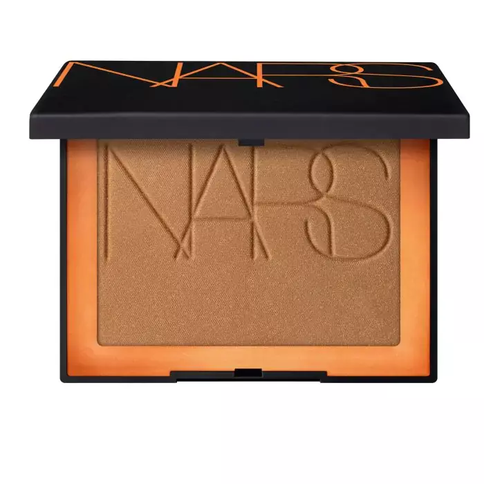 ¡Adiós, cara pálida! Los 6 polvos de sol que te darán el 'glow bronceado' del verano todo el año 8 Moncloa NARS Laguna Bronzing Powder: el polvo de sol legendario que domina el mundo
