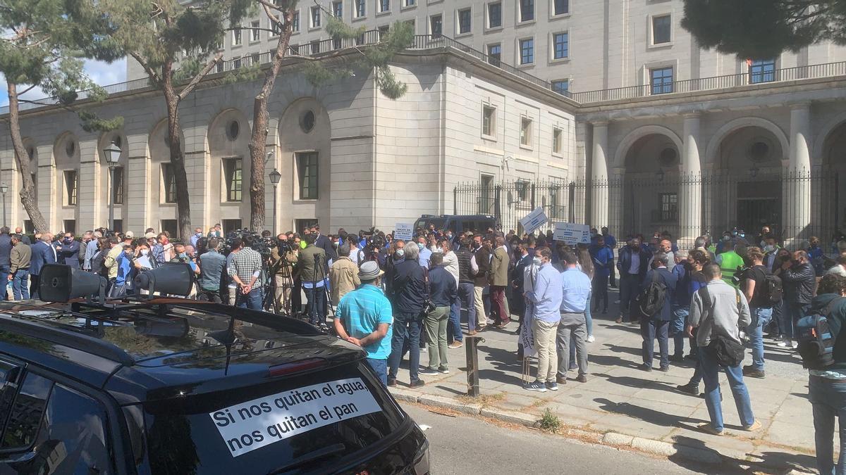 Los regantes protestan frente a la puerta del Ministerio.