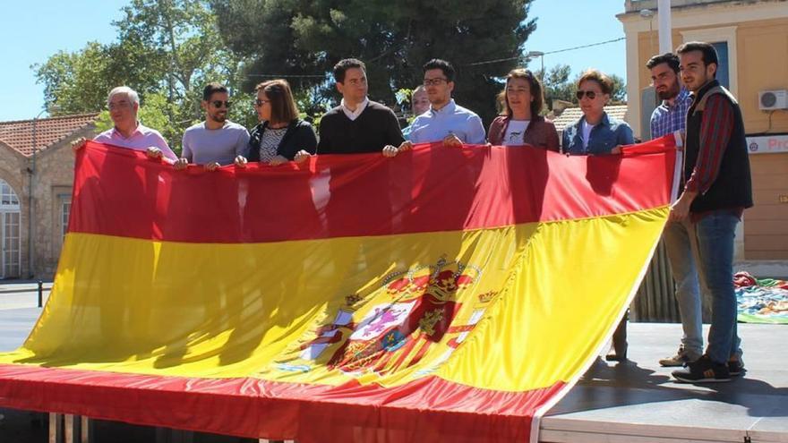 El PP dona  una bandera de España a Jumilla