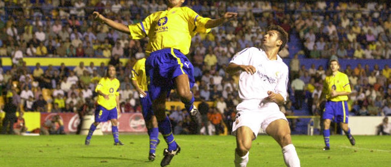 Ángel López controla el balón ante Morientes en el UD Las Palmas-Real Madrid de la temporada 2001-02.