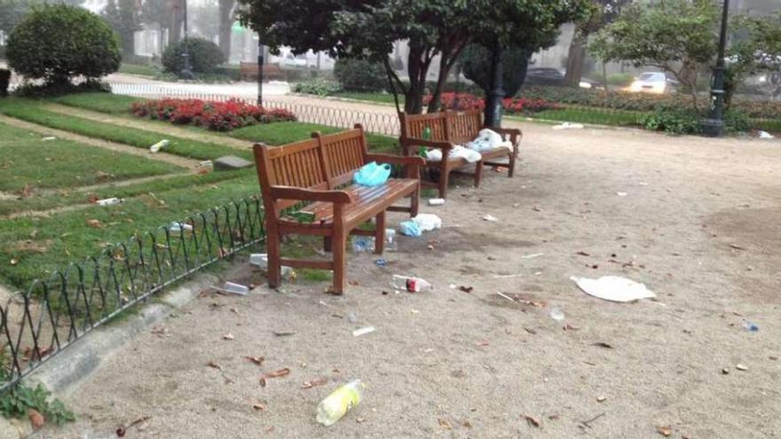 Botellas y basura se acumulan en zonas verdes y paseos de la Alameda al día siguiente del &quot;botellón&quot;.