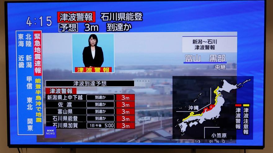 Una pantalla mostra la notícia d'una alerta de terratrèmol i tsunami en la prefectura d'Ishikawa, al centre del Japó