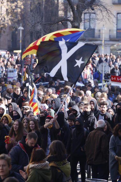 Concentració multitudinària a la seu de la Generalitat de Girona per reclamar la llibertat dels presos