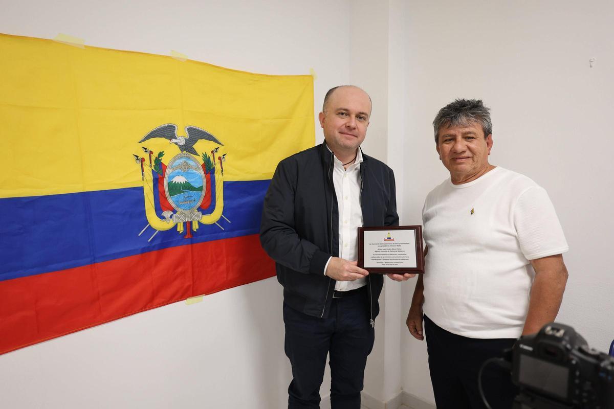 Horacio Balda, a la derecha, entrega la placa conmemorativa al representante del consulado de Ecuador, Juan Carlos Álava.