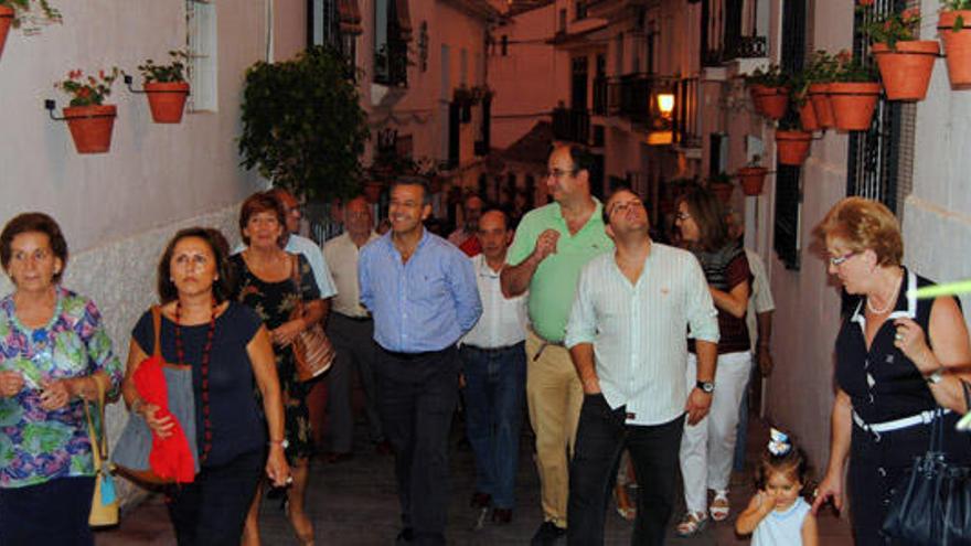 El alcalde García Urbano (en el centro) visita la remozada calle de los Reyes.