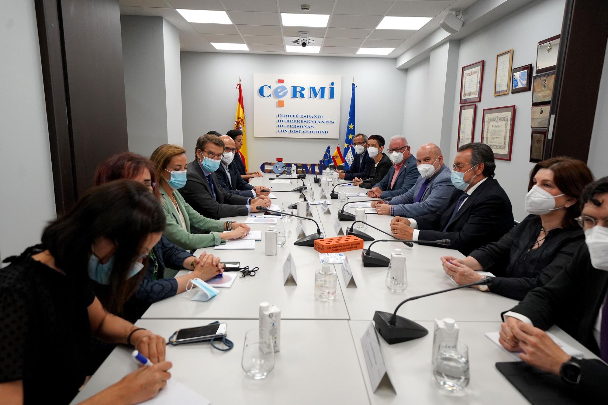 Feijóo durante la reunión mantenida con CERMI.