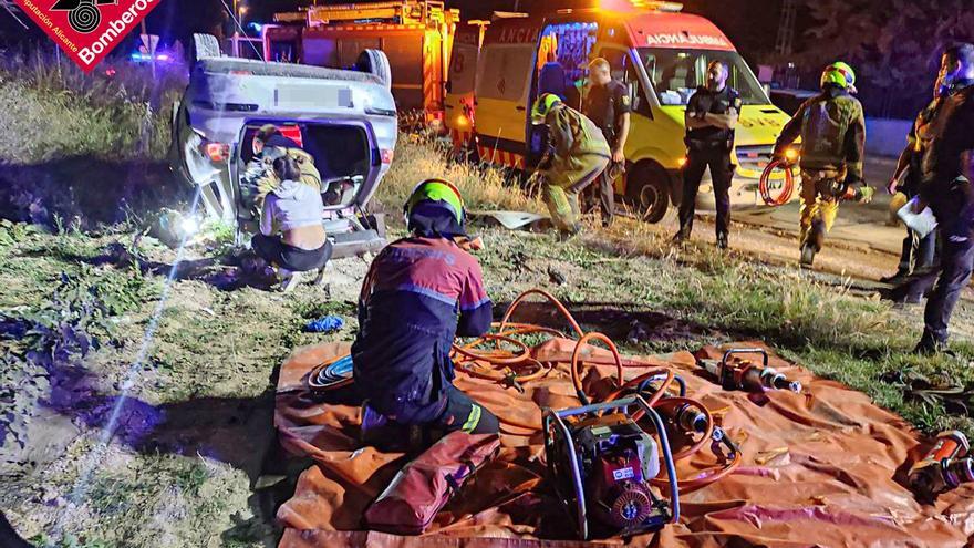 Quebranta la orden de alejamiento de su expareja con la que viajaba, se salta un control policial y acaba volcando su coche al huir en Elche