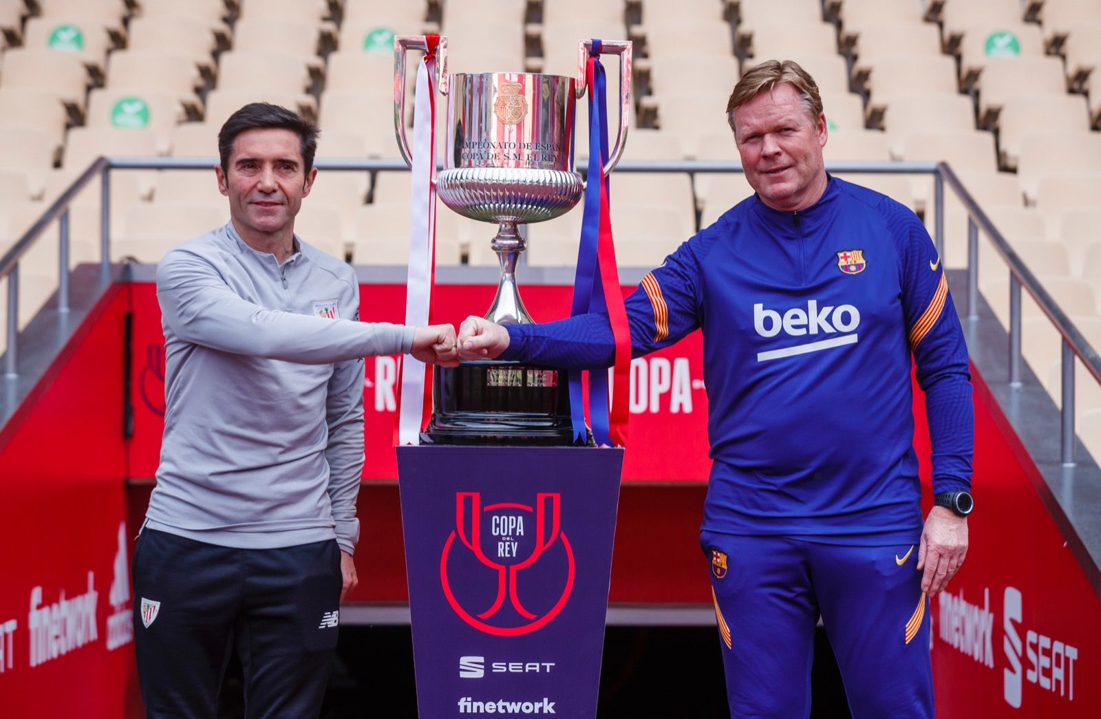 Marcelino y Koeman se saludan ante el trofeo de la Copa del Rey en La Cartuja de Sevilla.