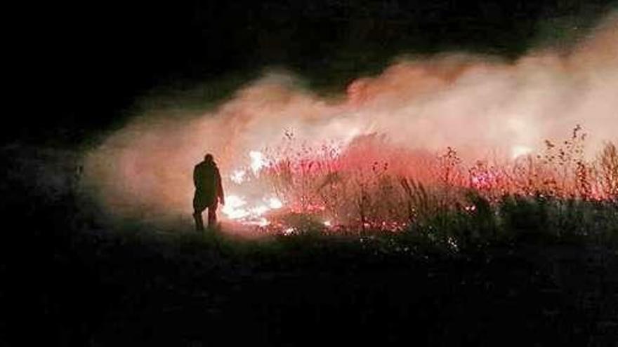 Un vecino lucha contra el fuego en Degaña.