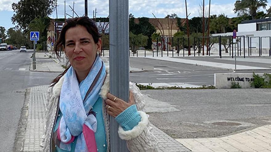 La concejal Guadalupe Nauda con una de las señales de Platja d&#039;en Bossa