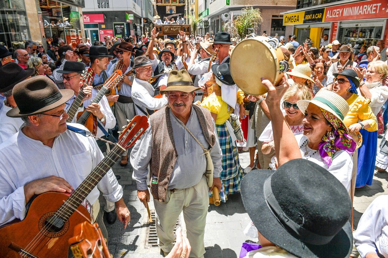 Una romería con bikini en Las Palmas de Gran Canaria