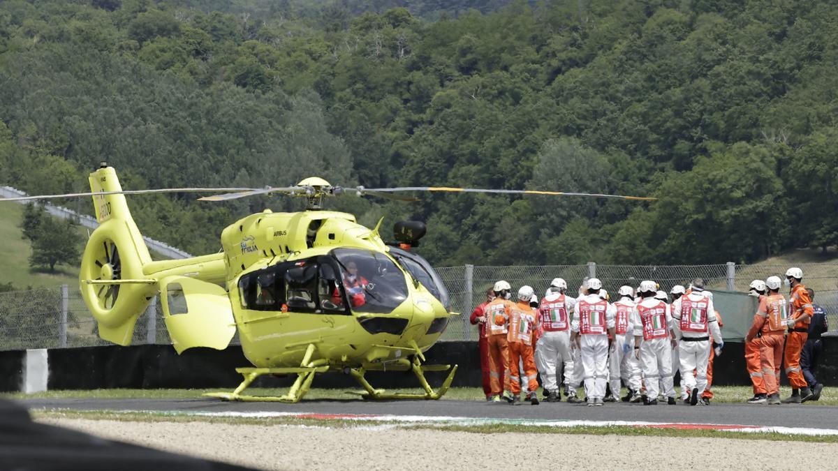 Momento en el que los servicios médicos atendieron a Dupasquier tras la fuerte caída.