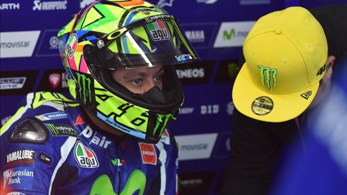 Valentino Rossi, en el box durante los ensayos del GP de Australia