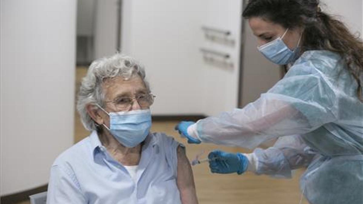 Alberto Díaz es el segundo usuario de la residencia en recibir la segunda dosis de la vacuna Pfizer-BioNTech contra el coronavirus en el Centro Polivalente de Recursos Residencia Mixta de Gijón, el mismo en el que se inició la vacunación en Asturias, en Gijón.