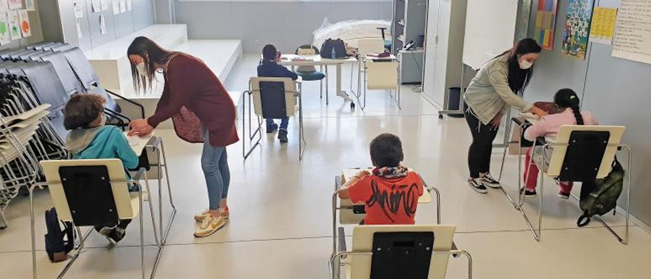 Educadoras sociales del programa municipal,  en un taller con usuarios menores.