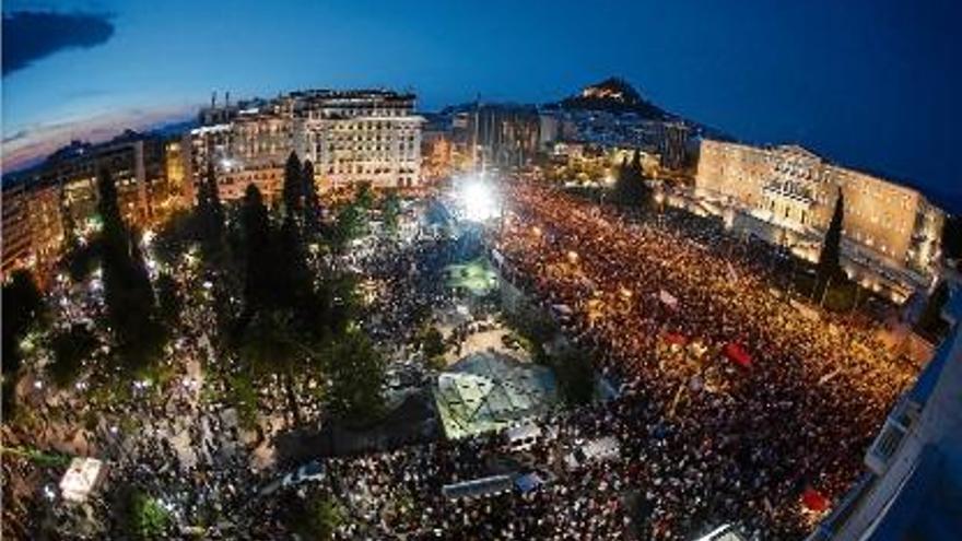 Milers de grecs van omplir, ahir, la plaça Syntagma d&#039;Atenes per donar suport al &quot;no&quot; al referèndum.