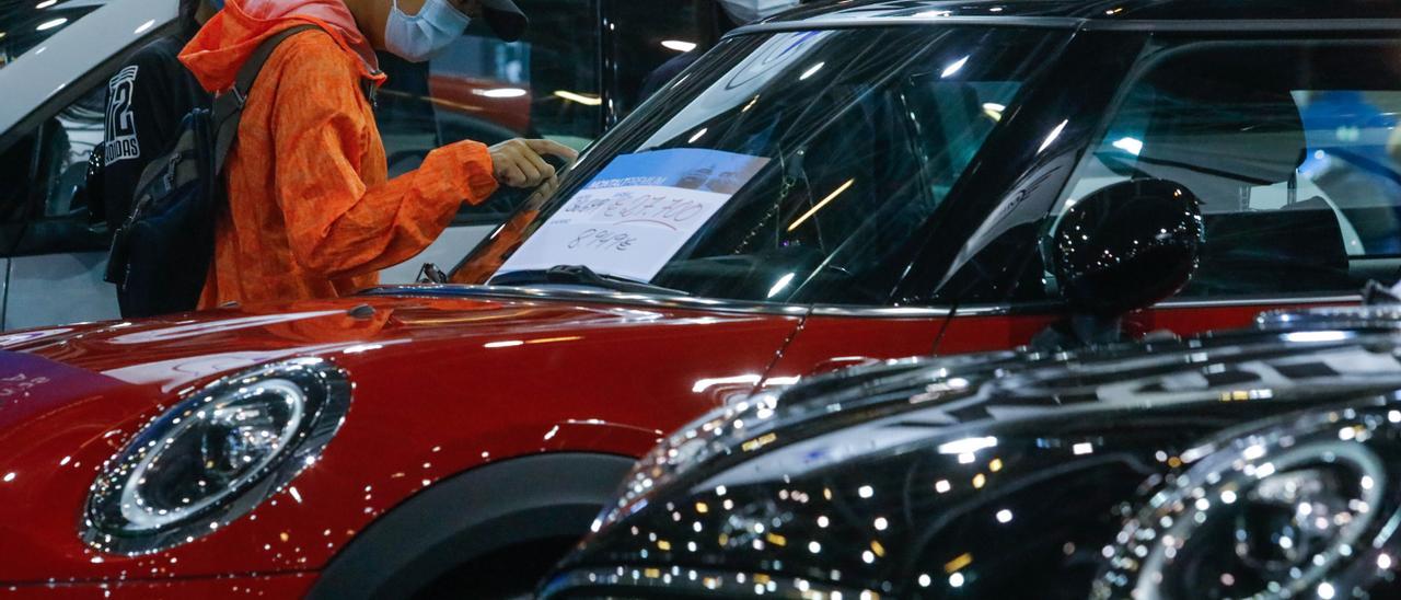 La venta de coches seminuevos se desploma en 2022 en favor de los modelos  antiguos - Levante-EMV
