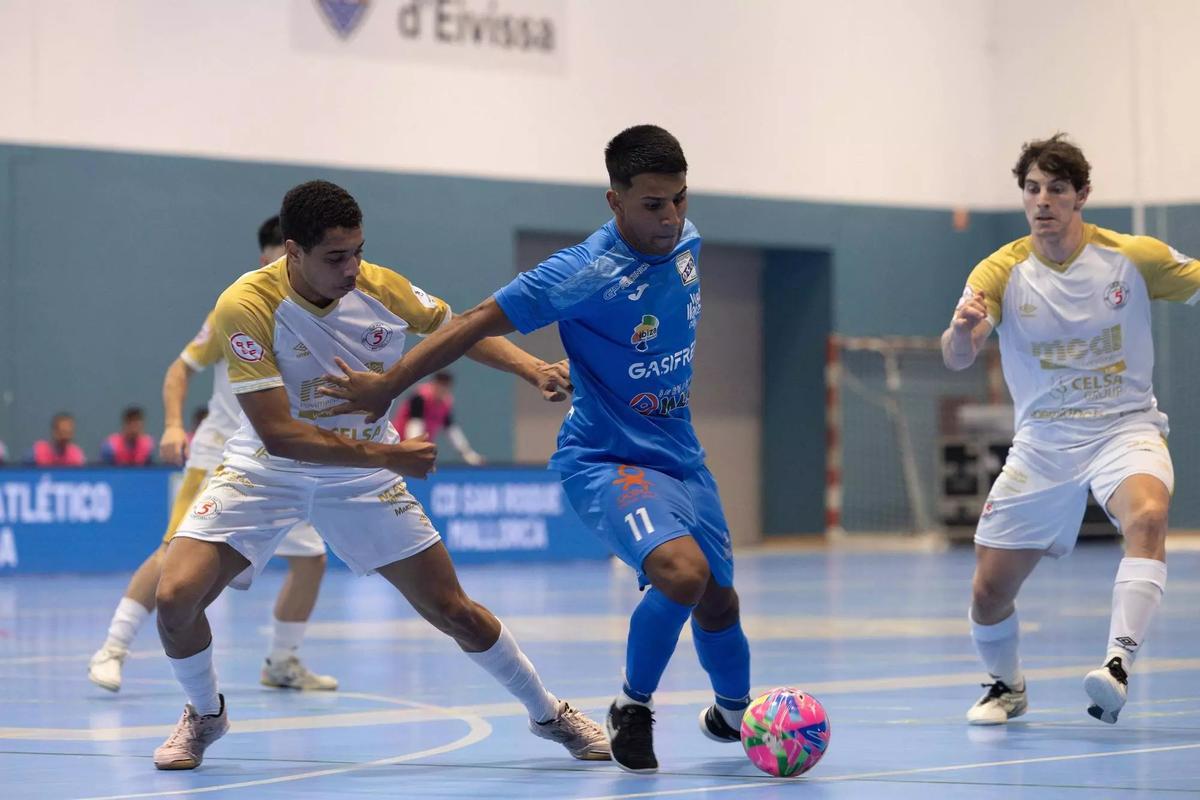 Caruso (dorsal 11 del Gasifred Atlético) protege el balón de un contrincante en un partido de esta temporada.