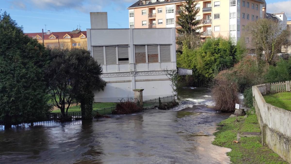 El río Mendo de Betanzos al límite de su caudal