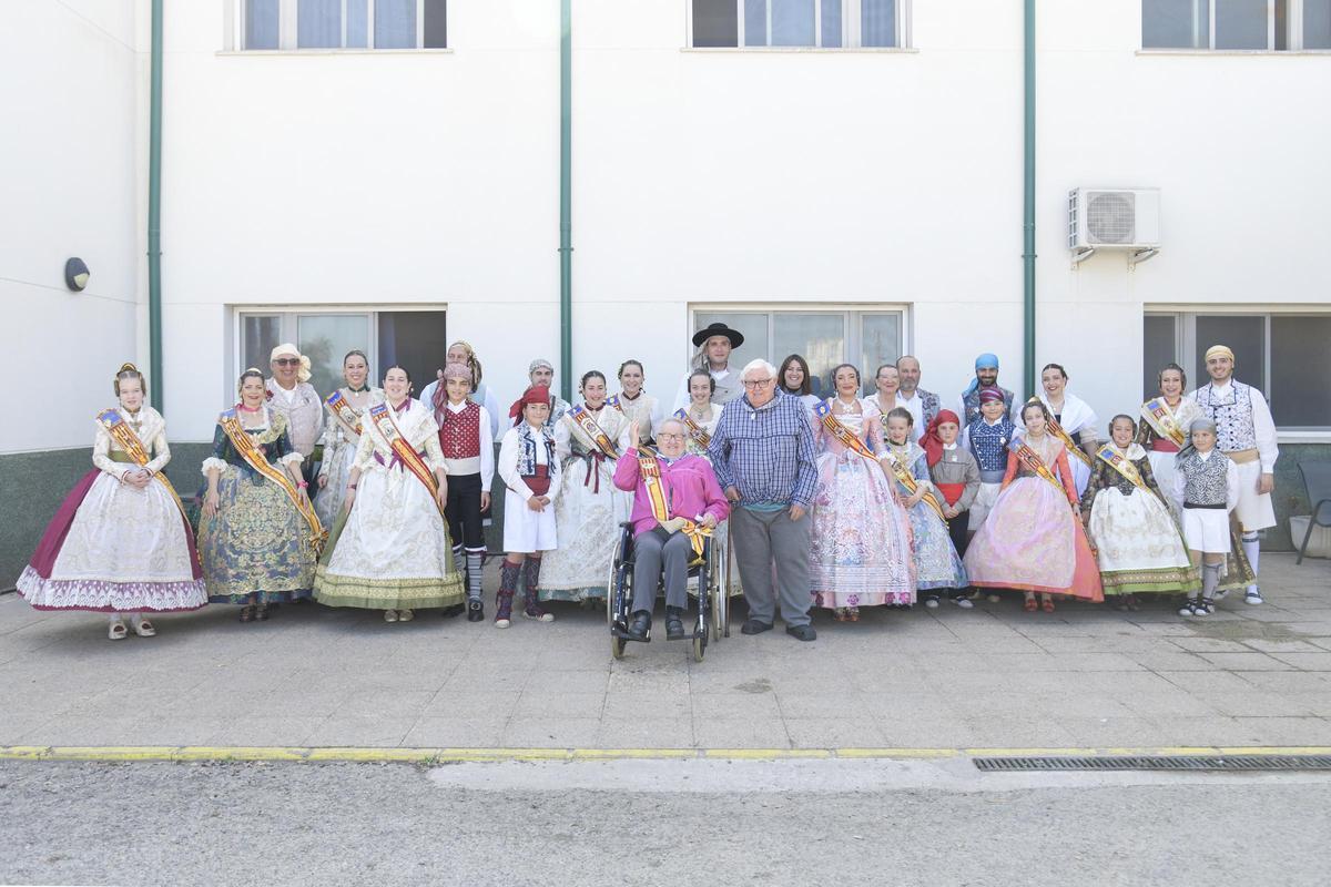 Visita de lor representantes de todas las comisiones falleras de Paiporta a la residencia Savia.