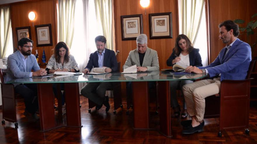 Desde la izquierda, Manuel Martínez, Carmen Luisa Castro, Carlos Alonso, José Juan Lemes, Mari Brito y Javier Davara.