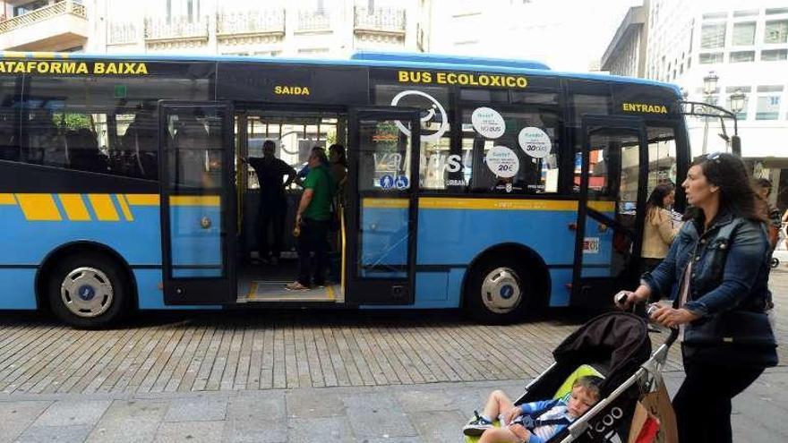 Uno de los autobuses de la empresa Pereira. // Iñaki Abella