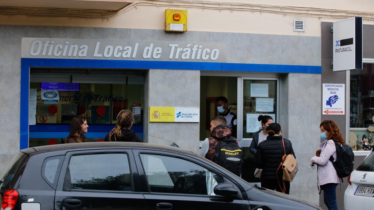 Gente esperando en la puerta de Tráfico en Ibiza.