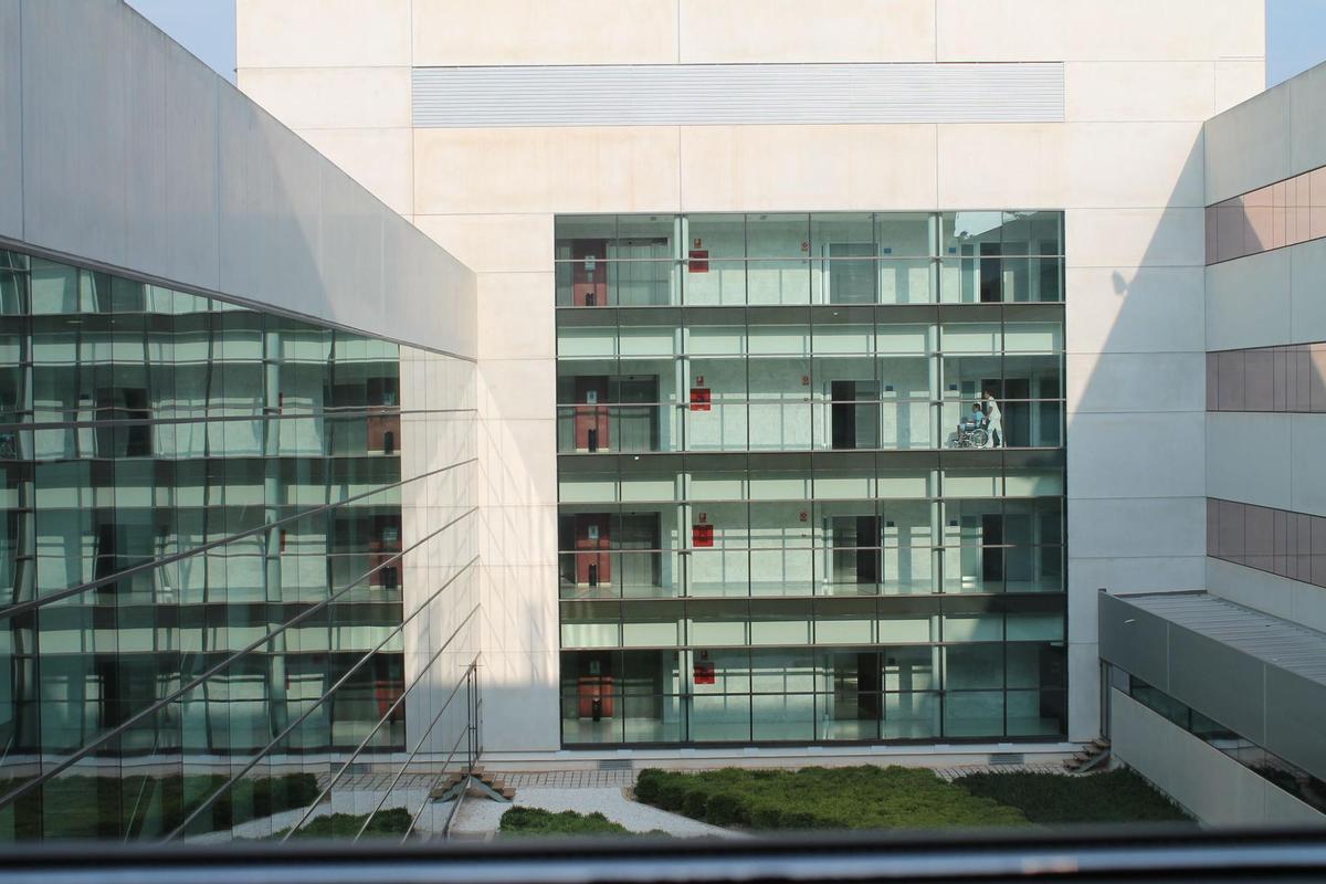 Uno de los patios interiores del Hospital Universitario de Torrevieja.