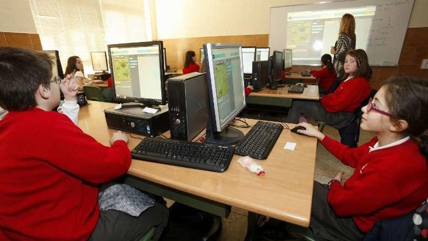 Estudiantes de sexto de Primaria del colegio Santo Ángel, en la &quot;Hora del código&quot;.