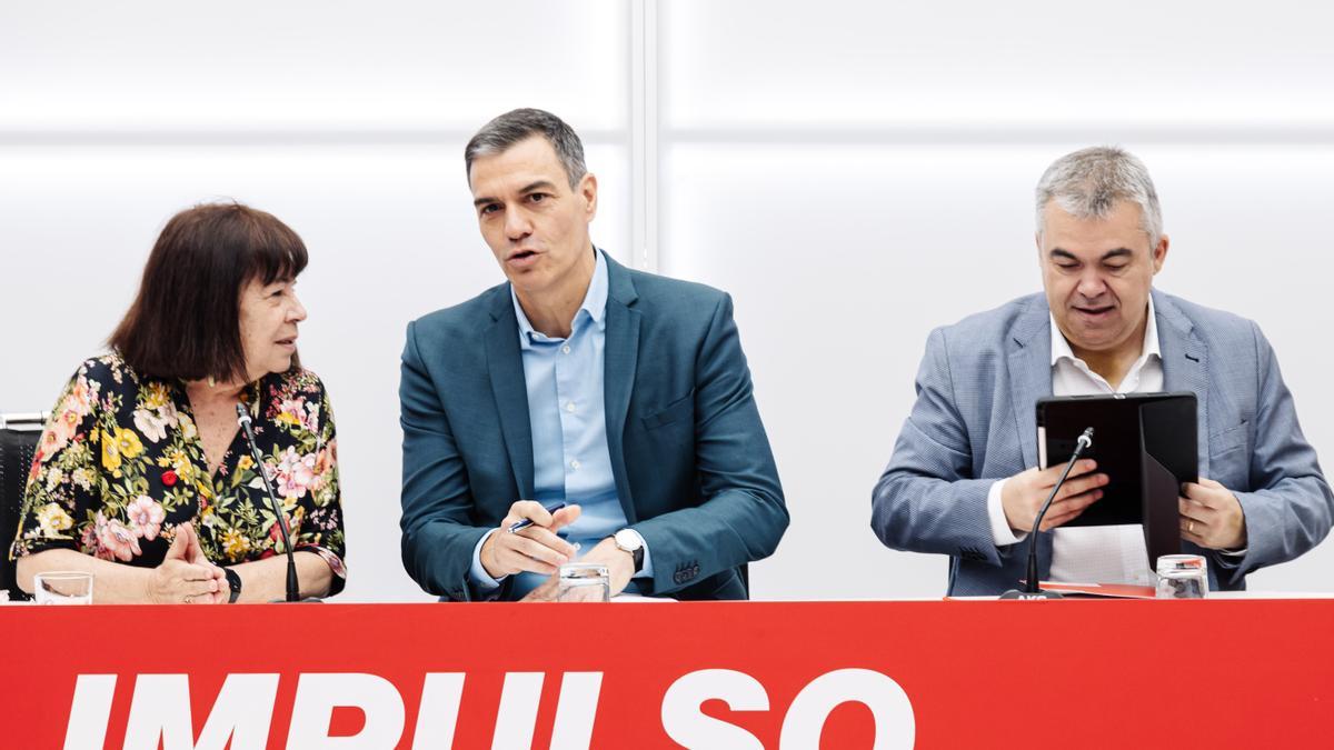 El presidente del Gobierno, Pedro Sánchez, la presidenta del PSOE, Cristina Narbona, y el secretario de Organización, Santos Cerdán, durante la reunión de la ejecutiva este lunes.