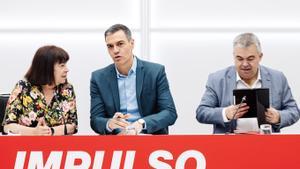 El presidente del Gobierno, Pedro Sánchez, la presidenta del PSOE, Cristina Narbona, y el secretario de Organización, Santos Cerdán, durante la reunión de la ejecutiva este lunes. 