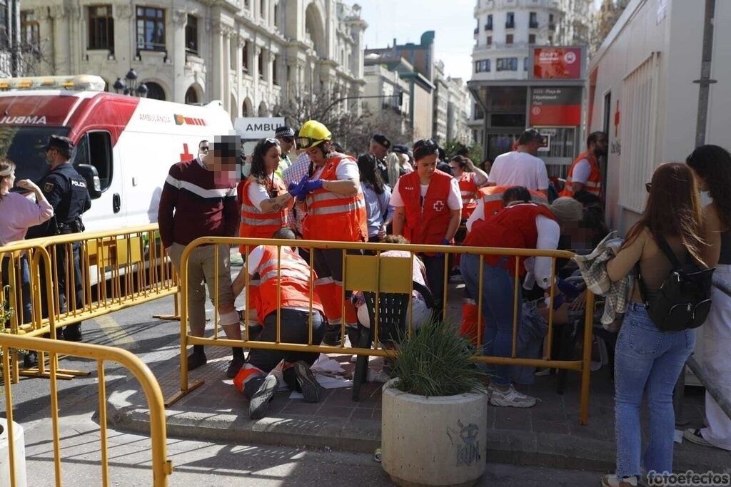 Alrededor de 20 personas resultan heridas en la mascletà al desviarse una carcasa