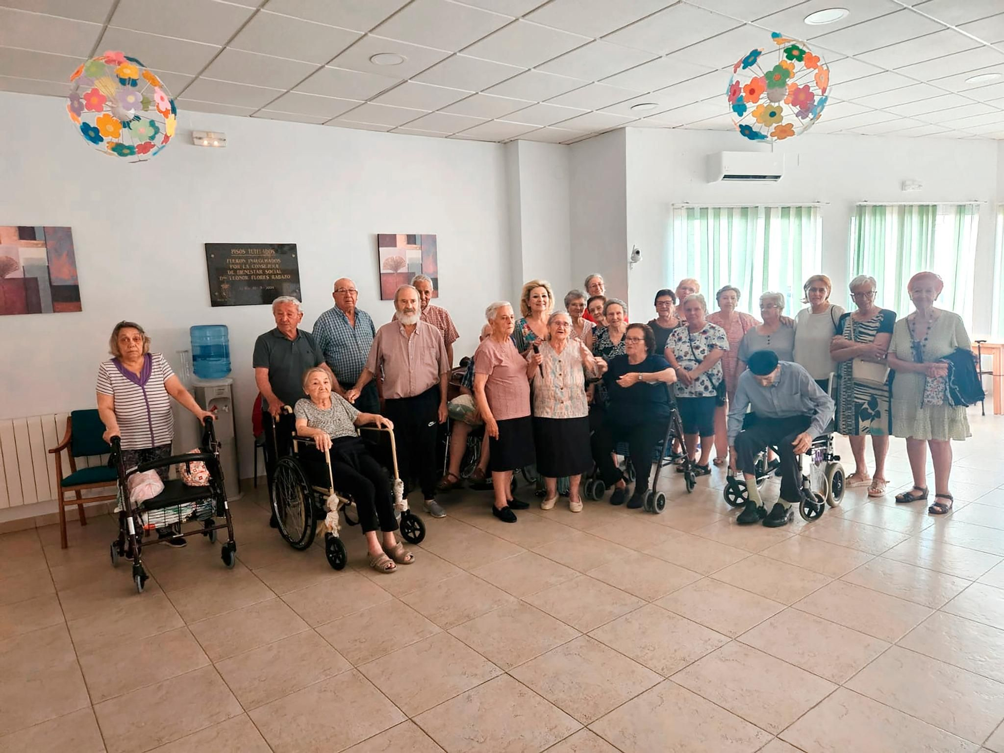 Pilar Boyero inaugura el ciclo de conciertos 'Te recuerdo: La memoria de un pueblo' en los pisos tutelados de Zarza la Mayor